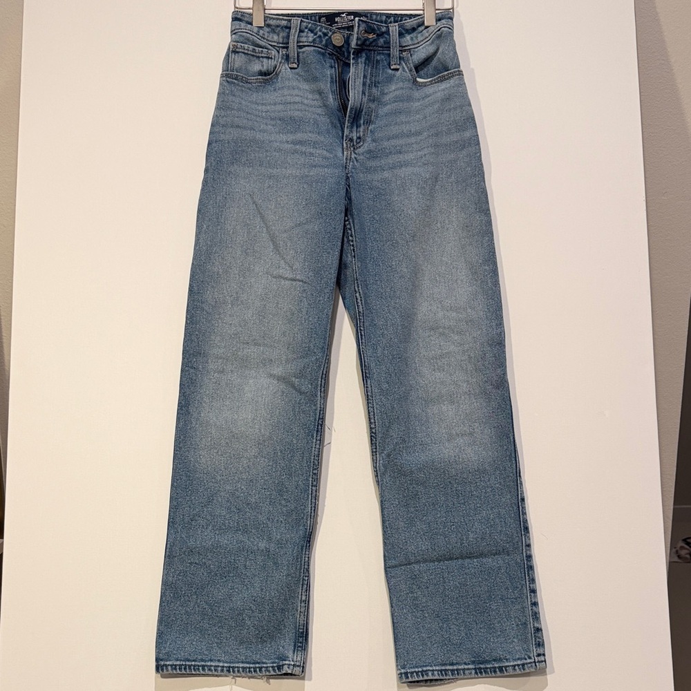 Hollister Ultra High-Rise Dad Jean 00S / 24S - Stain on back pocket